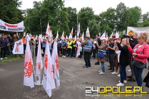 Kilkaset osób manifestowało przeciwko likwidacji Walcowni Rur Andrzej