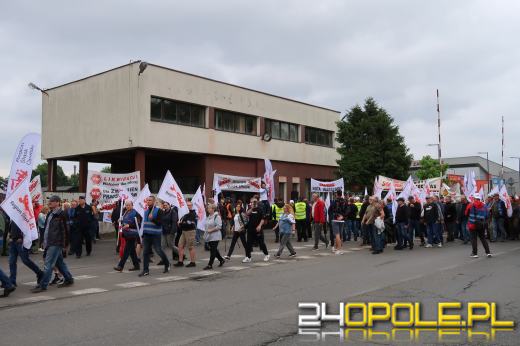 Kilkaset osób manifestowało przeciwko likwidacji Walcowni Rur Andrzej