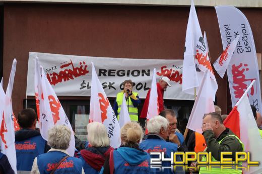 Kilkaset osób manifestowało przeciwko likwidacji Walcowni Rur Andrzej