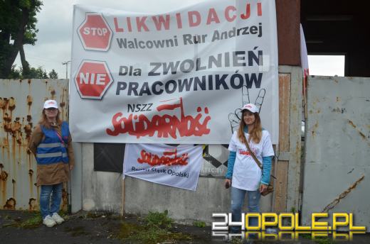 Kilkaset osób manifestowało przeciwko likwidacji Walcowni Rur Andrzej