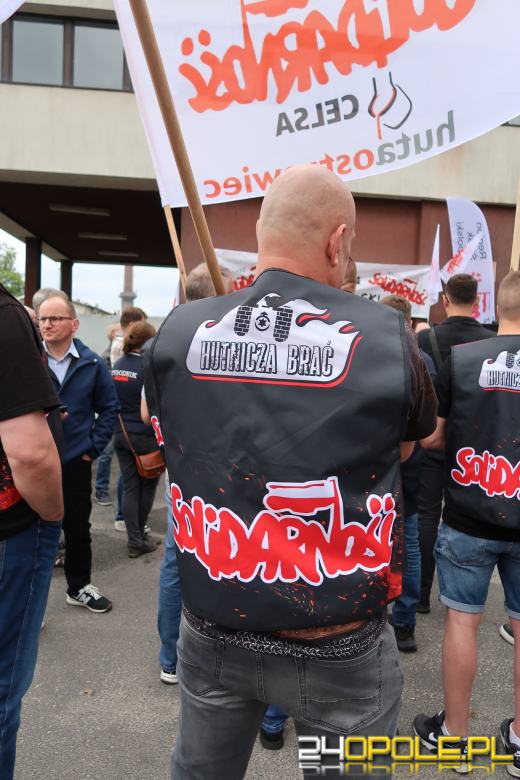 Kilkaset osób manifestowało przeciwko likwidacji Walcowni Rur Andrzej
