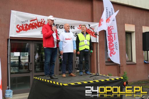 Kilkaset osób manifestowało przeciwko likwidacji Walcowni Rur Andrzej