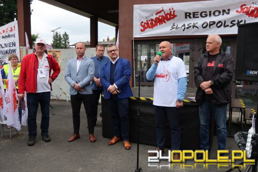 Kilkaset osób manifestowało przeciwko likwidacji Walcowni Rur Andrzej