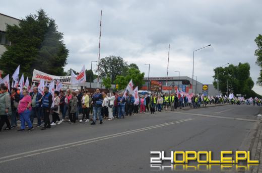 Kilkaset osób manifestowało przeciwko likwidacji Walcowni Rur Andrzej