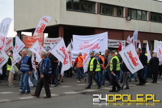 Kilkaset osób manifestowało przeciwko likwidacji Walcowni Rur Andrzej