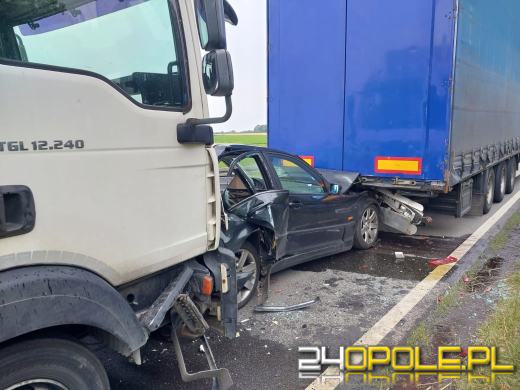 Niemysłowice: Tiry zgniotły między sobą osobówkę. Jedna osoba trafiła do szpitala