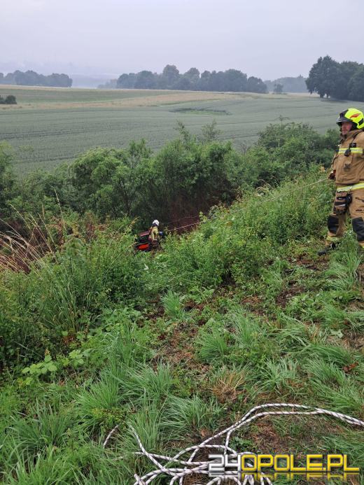 Samochód spadł ze skarpy na Górze Świętej Anny