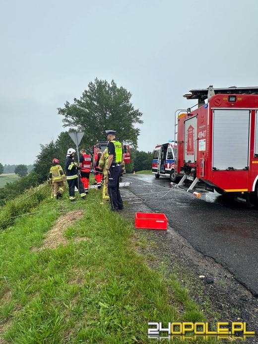 Samochód spadł ze skarpy na Górze Świętej Anny