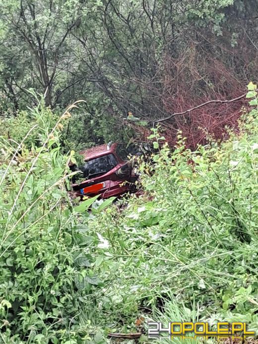 Samochód spadł ze skarpy na Górze Świętej Anny