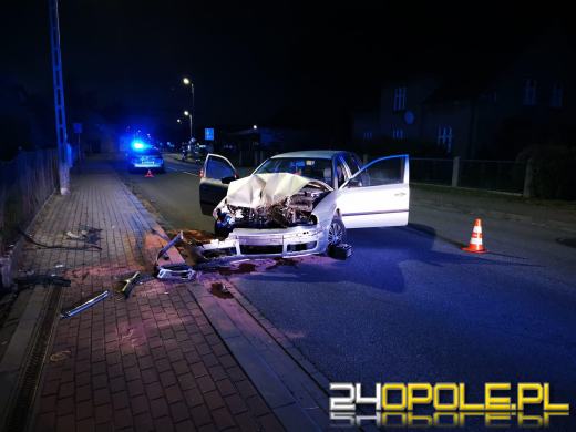 Wjechali w płot, porzucili auto i pobiegli przed siebie