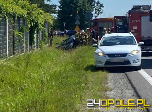 Wypadek na DK45: zderzenie dwóch samochodów osobowych i busa. Na miejscu lądował LPR