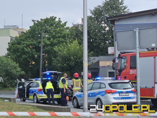 Kontener przygniótł osobówkę. Kierowca trafił do szpitala