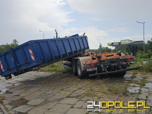 Kontener przygniótł osobówkę. Kierowca trafił do szpitala