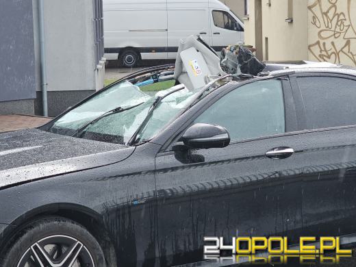 Kontener przygniótł osobówkę. Kierowca trafił do szpitala