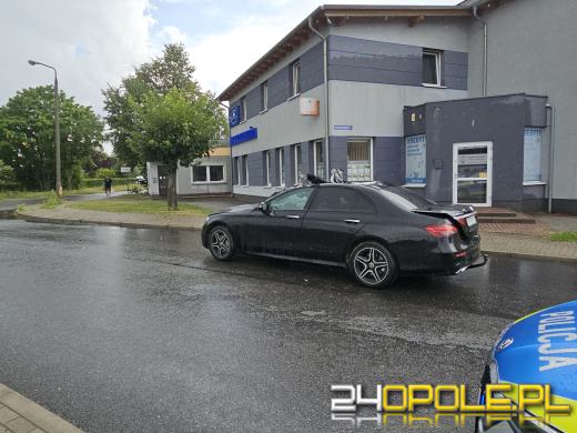 Kontener przygniótł osobówkę. Kierowca trafił do szpitala