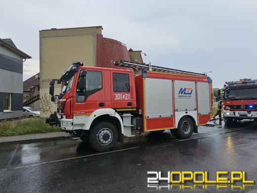 Kontener przygniótł osobówkę. Kierowca trafił do szpitala