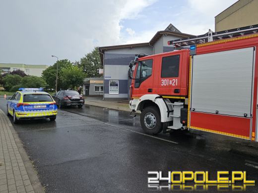 Kontener przygniótł osobówkę. Kierowca trafił do szpitala