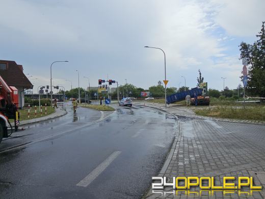 Kontener przygniótł osobówkę. Kierowca trafił do szpitala