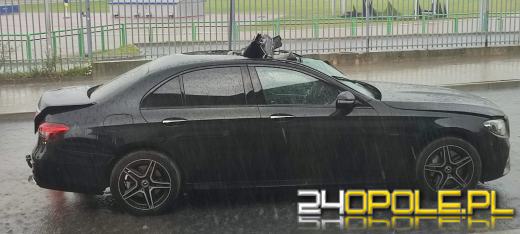 Kontener przygniótł osobówkę. Kierowca trafił do szpitala