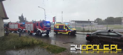 Kontener przygniótł osobówkę. Kierowca trafił do szpitala