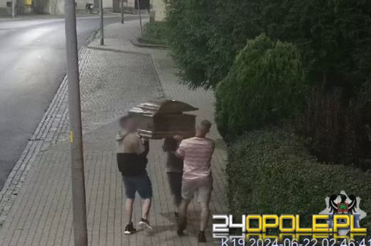 Porzucona trumna w centrum miasta. Niecodzienna sytuacja w Wałbrzychu