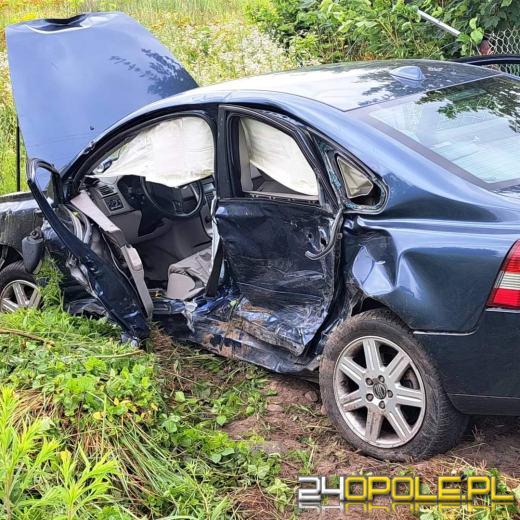 Wypadek na DK42 w Bukowie w powiecie namysłowskim.  Trzy osoby w szpitalu 