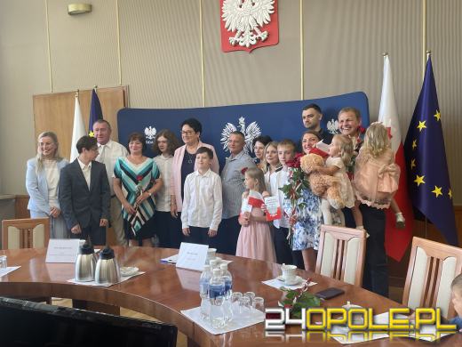 12 nowych obywateli Polski. Rozdanie obywatelstw w Urzędzie Wojewódzkim w Opolu