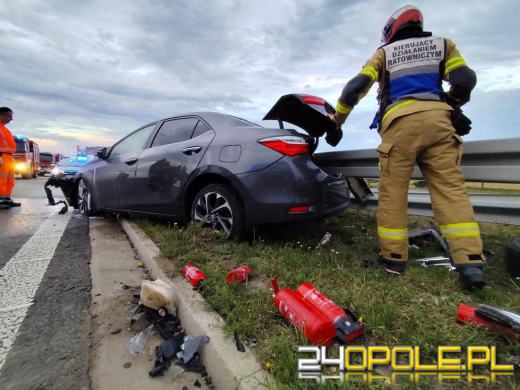 Wypadek na A4: Samochód osobowy najechał na tył naczepy ciężarówki