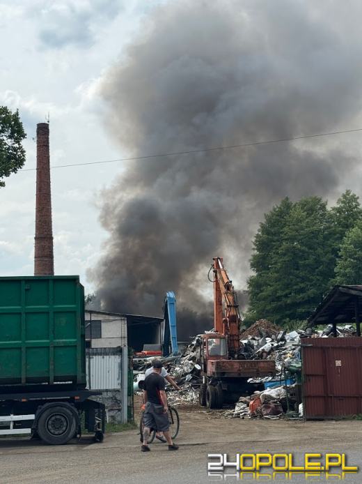 Pożar na terenie skupu złomu w Osowcu: Strażacy walczą z żywiołem
