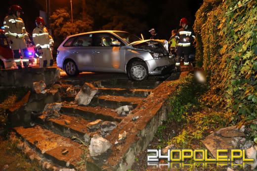 Na ulicy Niemodlińskiej kierowca taksówki wjechał w betonowe ogrodzenie 