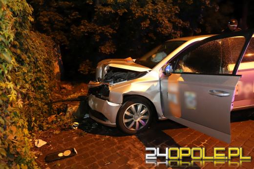 Na ulicy Niemodlińskiej kierowca taksówki wjechał w betonowe ogrodzenie 