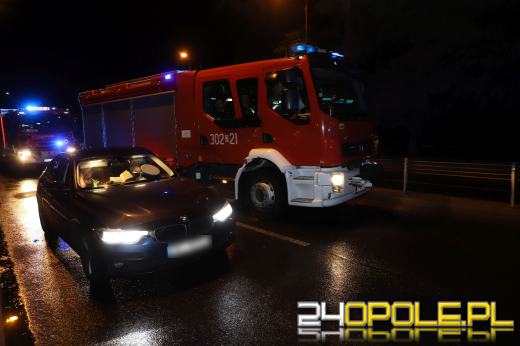 Na ulicy Niemodlińskiej kierowca taksówki wjechał w betonowe ogrodzenie 