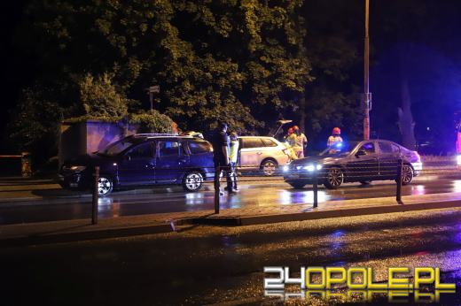 Na ulicy Niemodlińskiej kierowca taksówki wjechał w betonowe ogrodzenie 