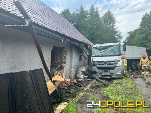 Kotlarnia: Tir wjechał w dom
