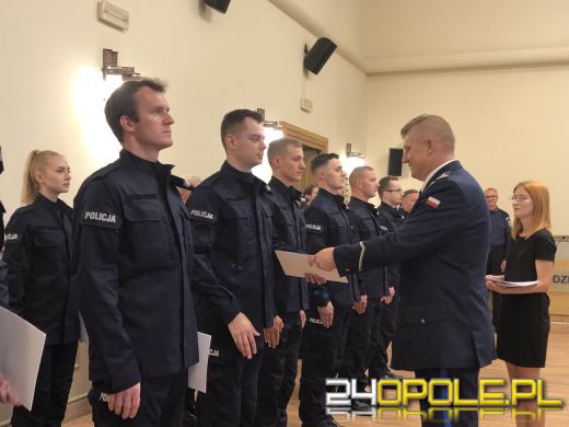 17 nowych adeptów policji złożyło dziś przysięgę