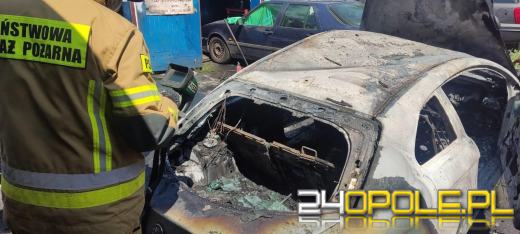Auto stanęło w płomieniach. Akcja gaśnicza w miejscowości Pokój