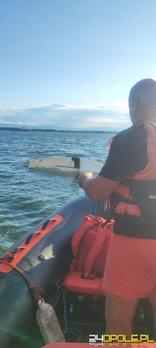 Akcja ratunkowa na Jeziorze Nyskim. Troje nastolatków za burtą