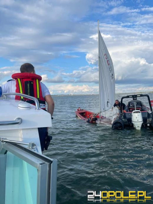 Akcja ratunkowa na Jeziorze Nyskim. Troje nastolatków za burtą