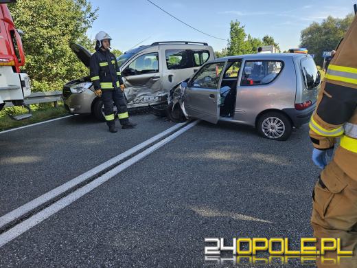 Wypadek dwóch samochodów osobowych. Kobieta wymusiła pierwszeństwo