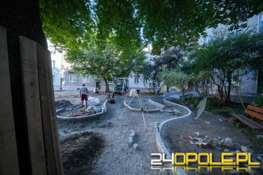 Zaglądamy na podwórko przy ul. Szpitalnej. Widać pierwsze efekty przebudowy