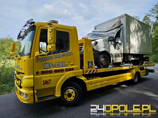 Drzewo spadło na busa, zmiażdżona kabina kierowcy