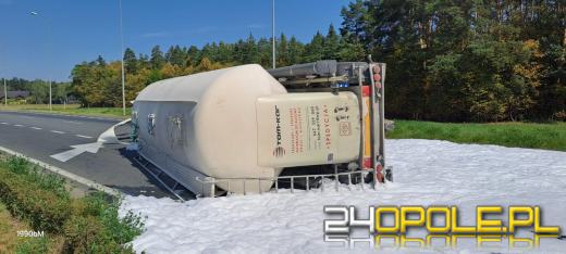 Przewrócona cysterna na rondzie Szczakiela: obwodnica zablokowana w kierunku Częstochowskiej 
