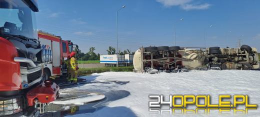 Przewrócona cysterna na rondzie Szczakiela: obwodnica zablokowana w kierunku Częstochowskiej 