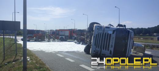 Przewrócona cysterna na rondzie Szczakiela: obwodnica zablokowana w kierunku Częstochowskiej 