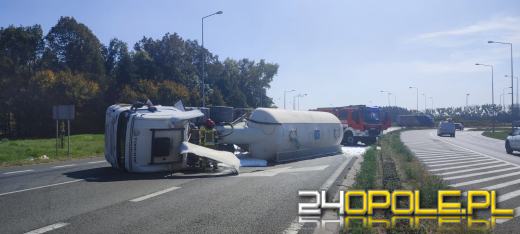 Przewrócona cysterna na rondzie Szczakiela: obwodnica zablokowana w kierunku Częstochowskiej 