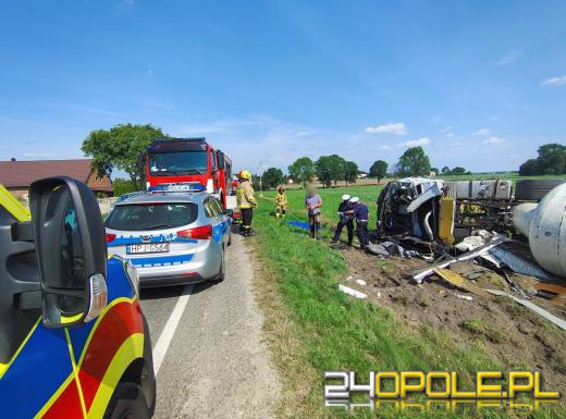 Igłowice: Ciężarówka przewróciła się, LPR na miejscu, droga zablokowana