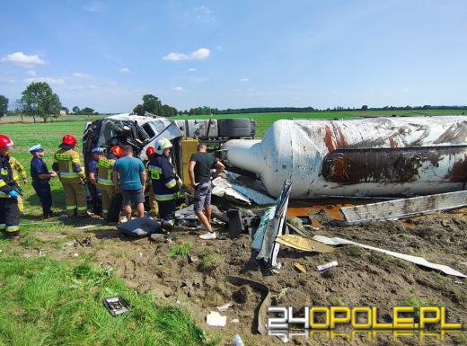 Igłowice: Ciężarówka przewróciła się, LPR na miejscu, droga zablokowana