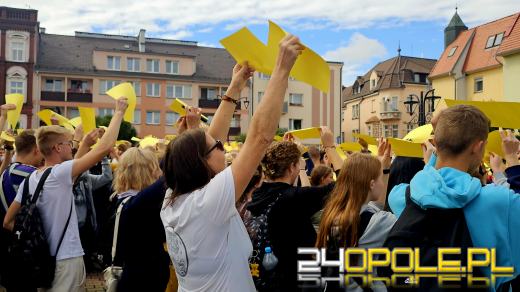Nie jesteś sam - razem przeciwko ciszy". Happening na krapkowickim rynku