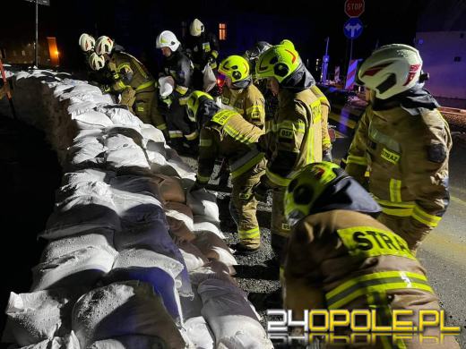 Stany alarmowe rzek przekroczone. Ewakuowano mieszkańców 