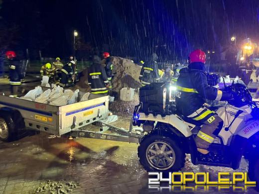 Stany alarmowe rzek przekroczone. Ewakuowano mieszkańców 